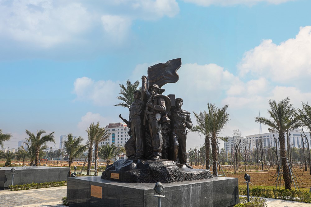 Hoàn thành trưng bày cụm tượng Tình đoàn kết hữu nghị Việt Nam - Lào  - ảnh 4