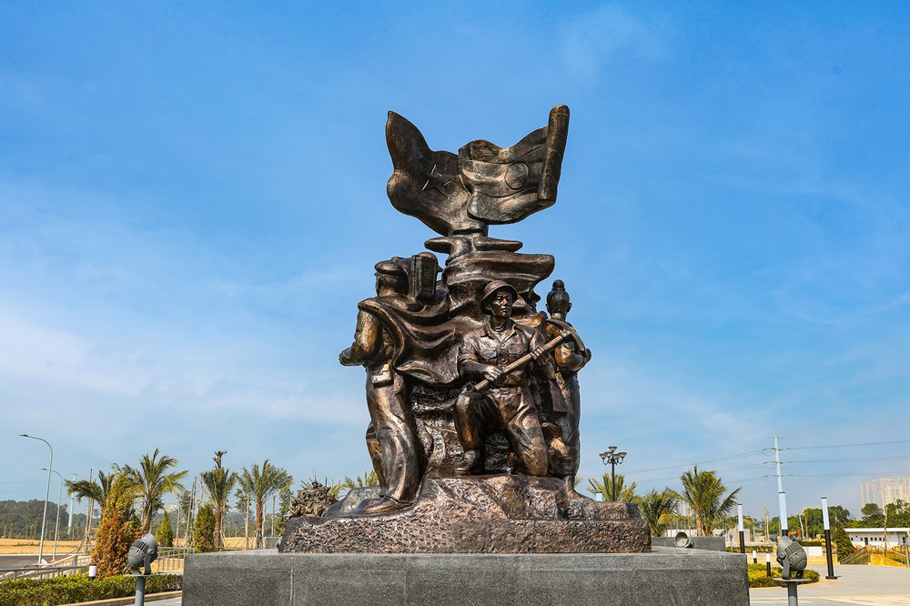 Hoàn thành trưng bày cụm tượng Tình đoàn kết hữu nghị Việt Nam - Lào  - ảnh 3