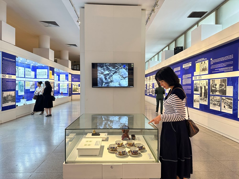 Trưng bày chuyên đề “Dấu chân Hồ Chí Minh trên quê hương Cách mạng Tháng Mười” - ảnh 11