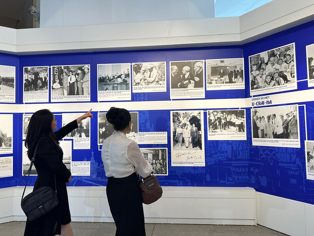 Trưng bày chuyên đề “Dấu chân Hồ Chí Minh trên quê hương Cách mạng Tháng Mười” - ảnh 9
