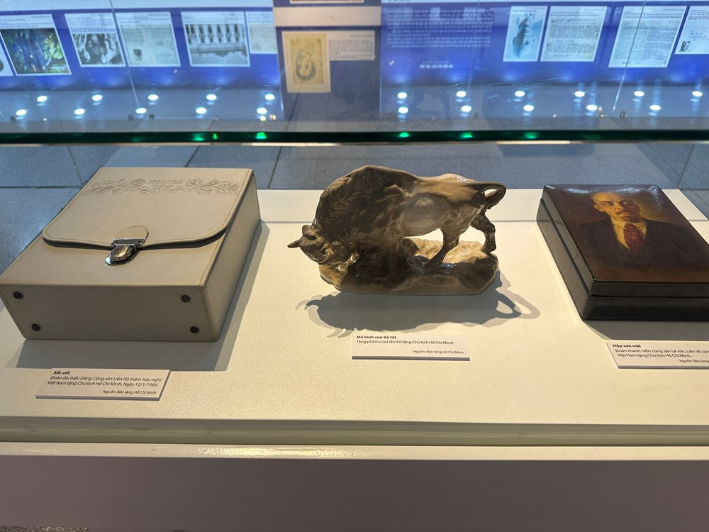 Trưng bày chuyên đề “Dấu chân Hồ Chí Minh trên quê hương Cách mạng Tháng Mười” - ảnh 5