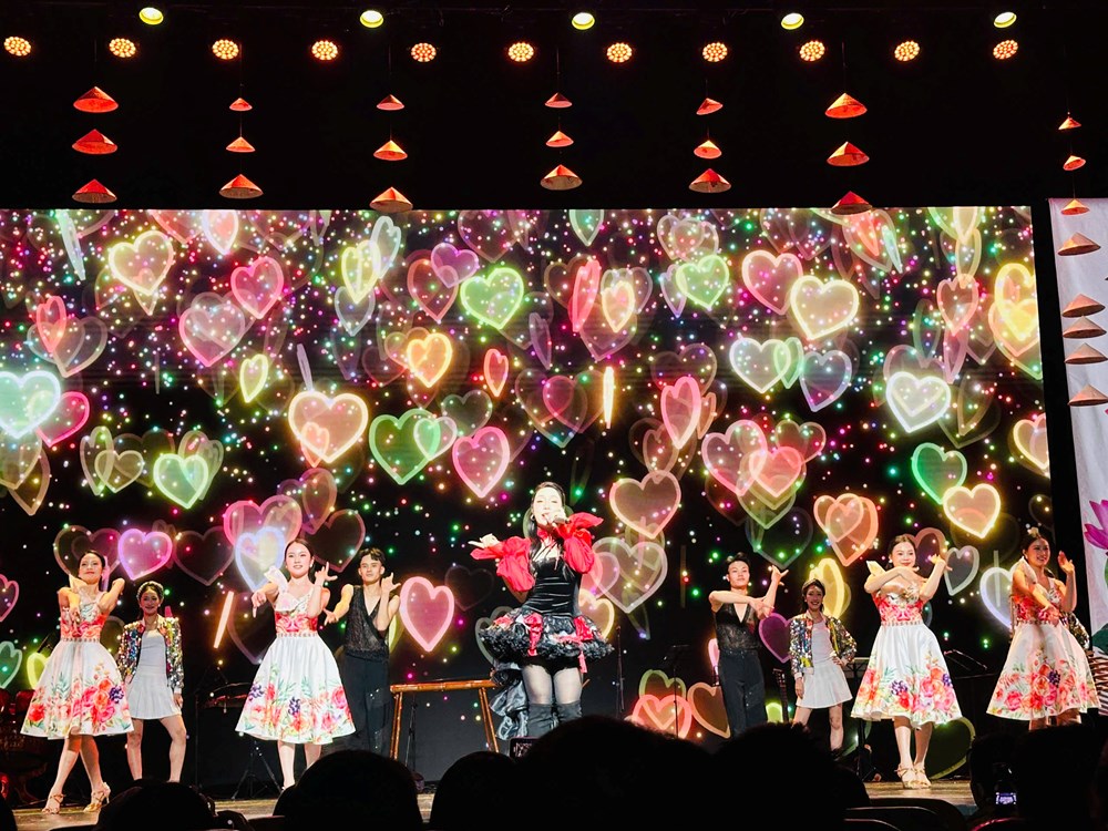 Rực rỡ sắc màu văn hoá Việt Nam tại Trung Quốc - ảnh 14