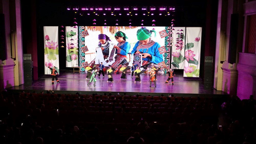 Rực rỡ sắc màu văn hoá Việt Nam tại Trung Quốc - ảnh 17