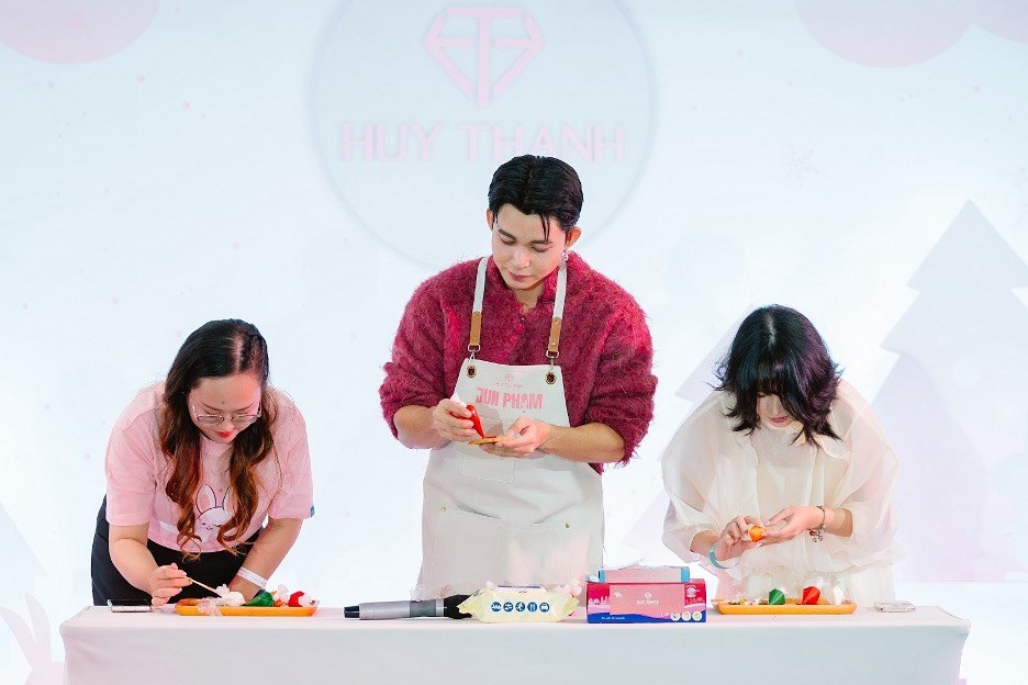 Jun Phạm cùng người hâm mộ tổ chức Noel gây quỹ cho chương trình mổ tim miễn phí - ảnh 4