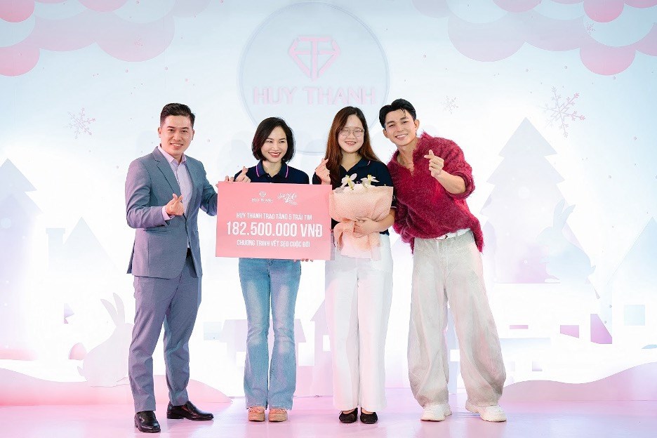 Jun Phạm cùng người hâm mộ tổ chức Noel gây quỹ cho chương trình mổ tim miễn phí - ảnh 2