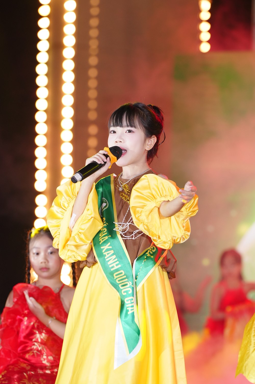 Sứ giả xanh quốc gia Châu Anh tạo dấu ấn đa tài trên sân khấu Concert Xanh Quốc gia - ảnh 1