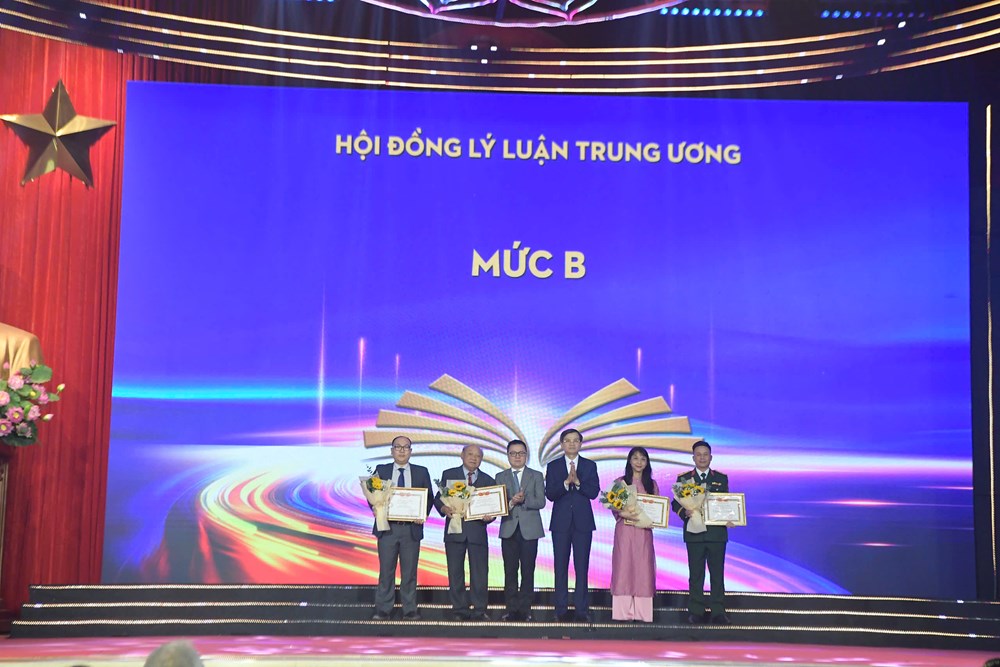 Báo Văn Hoá nhận tặng thưởng của Hội đồng Lý luận Trung ương - ảnh 3