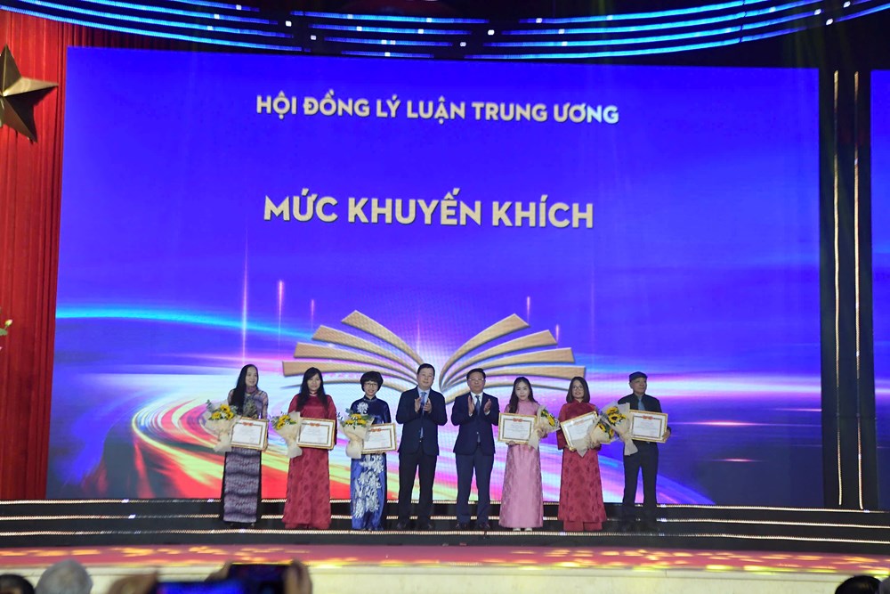 Báo Văn Hoá nhận tặng thưởng của Hội đồng Lý luận Trung ương - ảnh 6