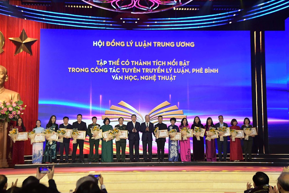 Báo Văn Hoá nhận tặng thưởng của Hội đồng Lý luận Trung ương - ảnh 7