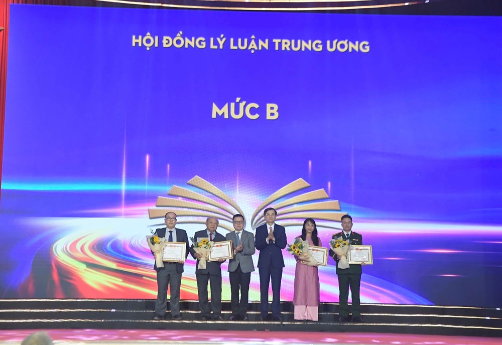 Báo Văn Hoá nhận tặng thưởng của Hội đồng Lý luận Trung ương - ảnh 3