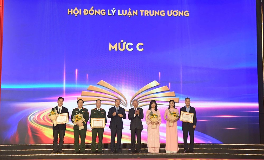 Báo Văn Hoá nhận tặng thưởng của Hội đồng Lý luận Trung ương - ảnh 4