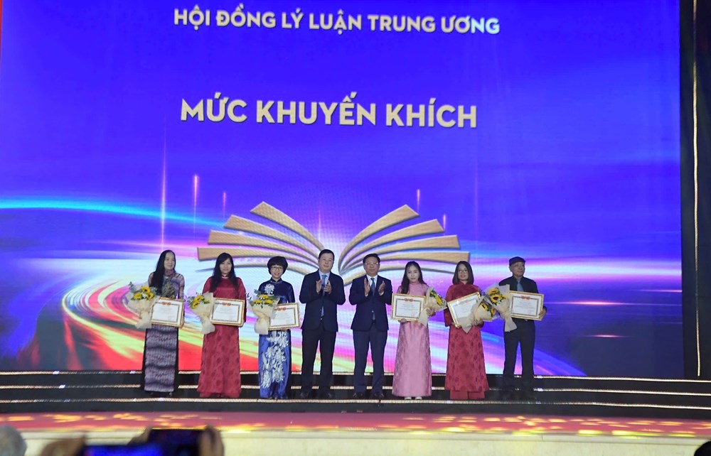 Báo Văn Hoá nhận tặng thưởng của Hội đồng Lý luận Trung ương - ảnh 6