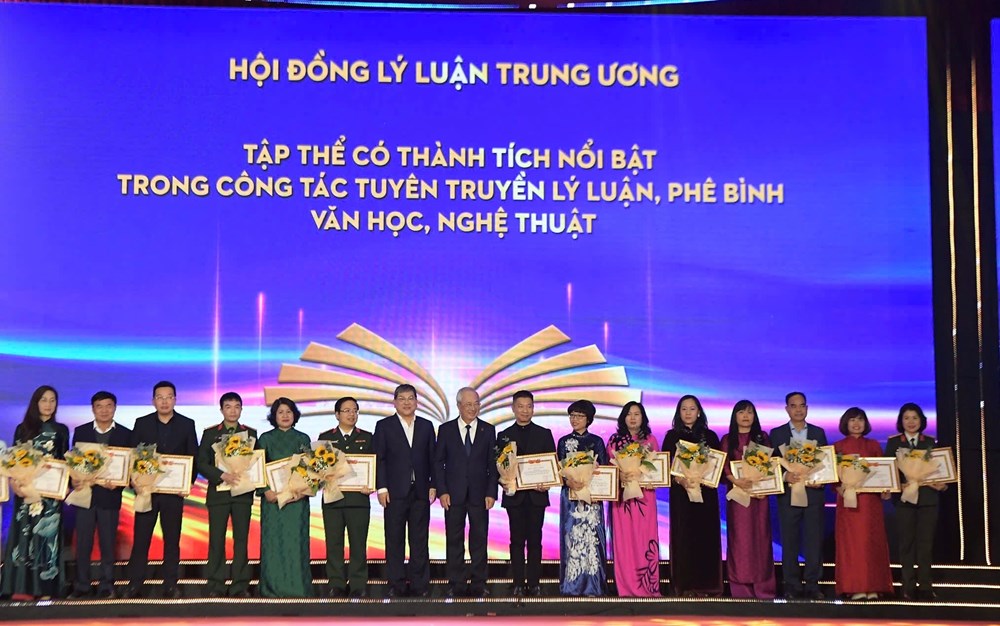 Báo Văn Hoá nhận tặng thưởng của Hội đồng Lý luận Trung ương - ảnh 7