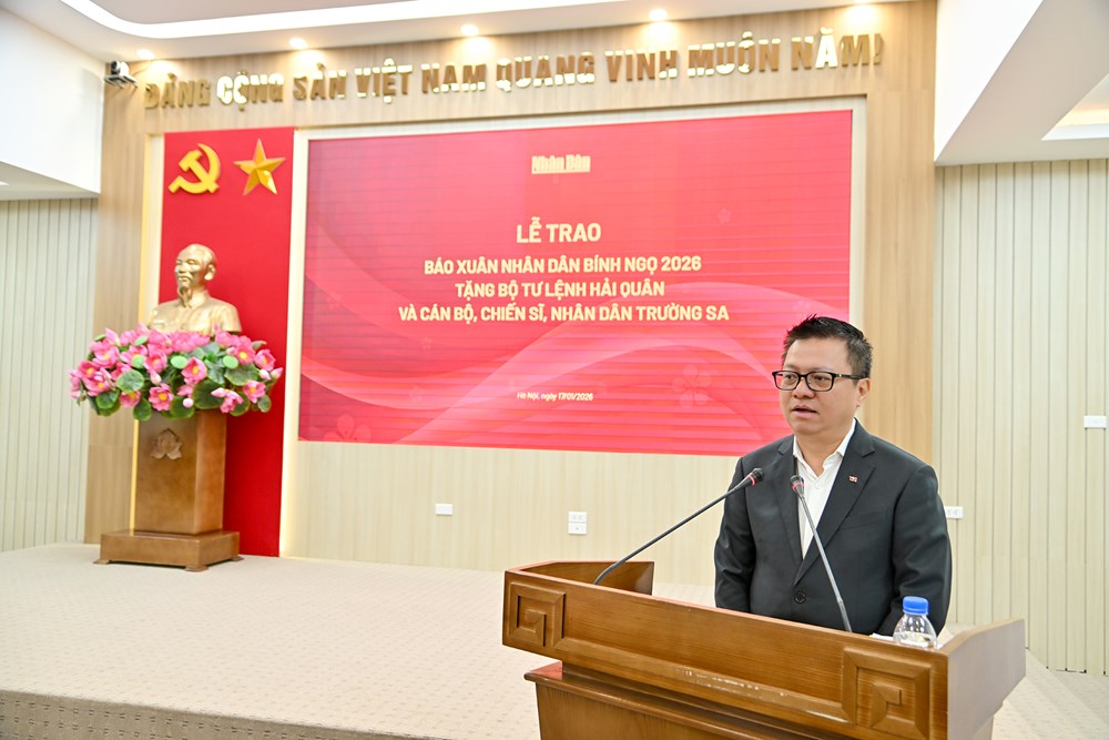 Tặng 5.000 số báo Nhân Dân Xuân Bính Ngọ đầu tiên cho cán bộ, chiến sĩ và nhân dân Trường Sa - ảnh 2