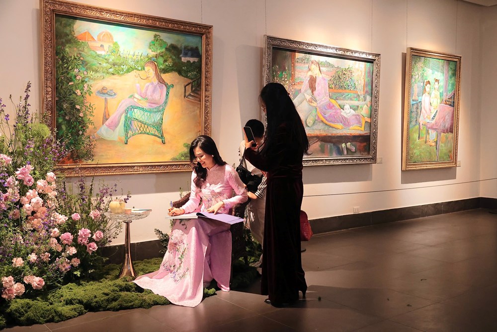 Lan tỏa giá trị di sản áo dài Việt Nam qua hội họa - ảnh 4