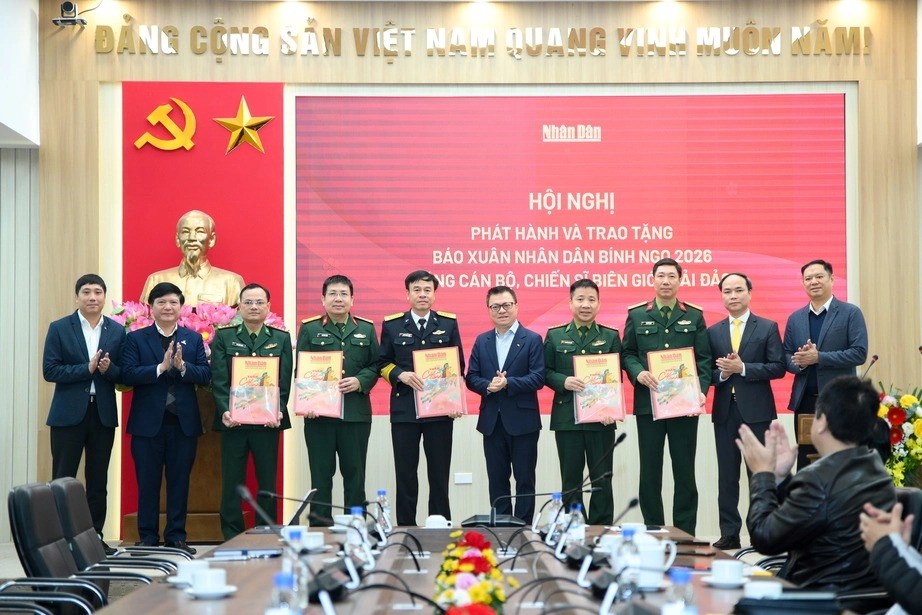 Báo Nhân Dân trao tặng 40.000 tờ báo Xuân cho cán bộ, chiến sĩ biên giới, hải đảo - ảnh 2
