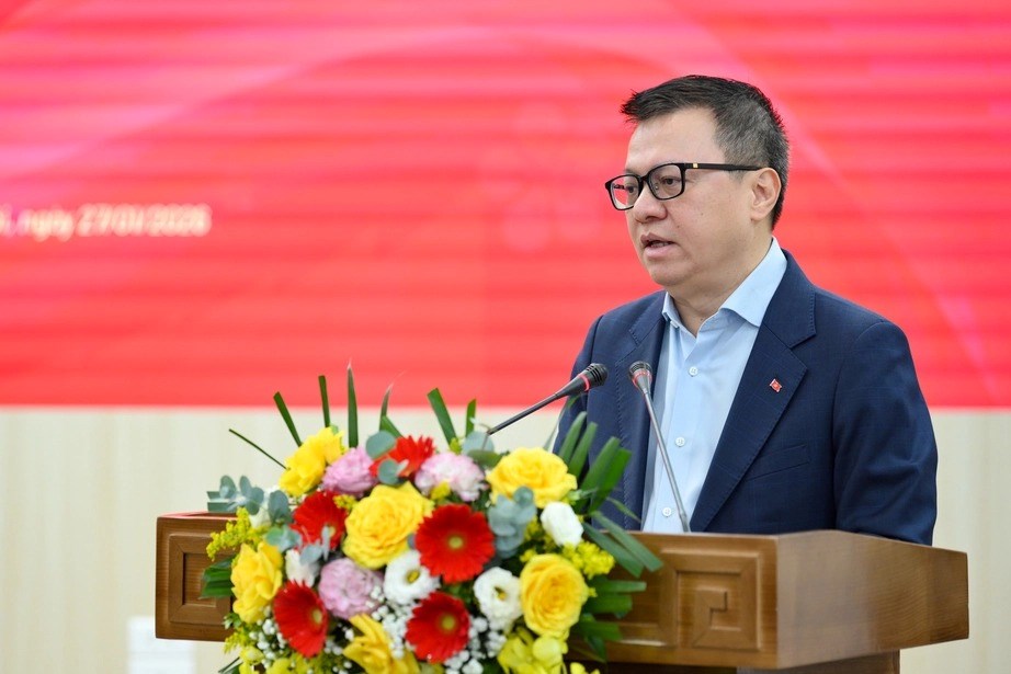 Báo Nhân Dân trao tặng 40.000 tờ báo Xuân cho cán bộ, chiến sĩ biên giới, hải đảo - ảnh 1