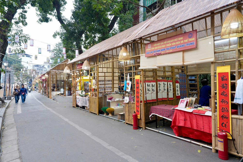 Chợ hoa Xuân Phố cổ 2026 gắn với tuyến bích họa Phùng Hưng - ảnh 4