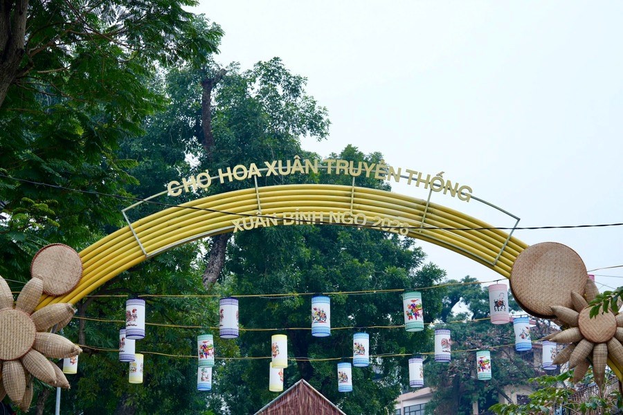 Chưa khai mạc nhưng Chợ hoa Xuân Phố cổ 2026 đã tấp nập du khách - ảnh 1