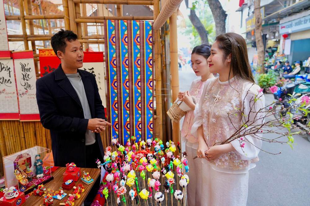 Chưa khai mạc nhưng Chợ hoa Xuân Phố cổ 2026 đã tấp nập du khách - ảnh 7