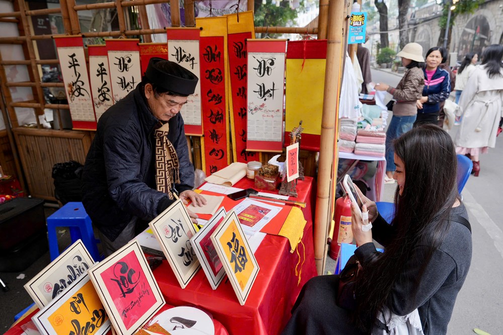 Chưa khai mạc nhưng Chợ hoa Xuân Phố cổ 2026 đã tấp nập du khách - ảnh 4