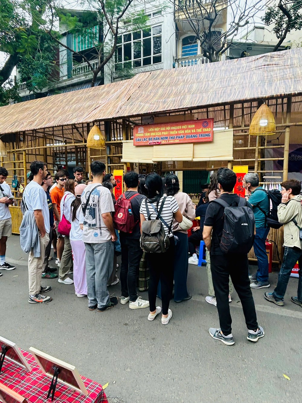 Chưa khai mạc nhưng Chợ hoa Xuân Phố cổ 2026 đã tấp nập du khách - ảnh 5