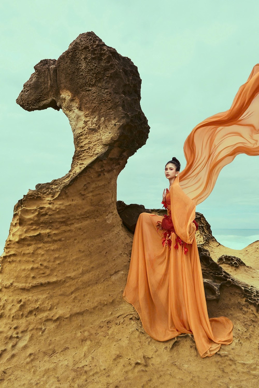 Yến Trang và vẻ đẹp bay bổng của “bảo tàng nghệ thuật” ngoài trời Công viên Địa chất Dã Liễu - ảnh 1