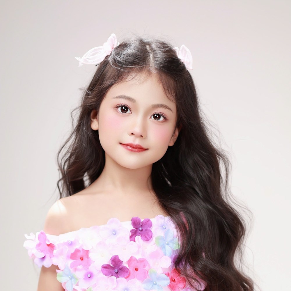 Chân dung mẫu nhí 9 tuổi gây bất ngờ khi đóng phim cổ trang  - ảnh 1