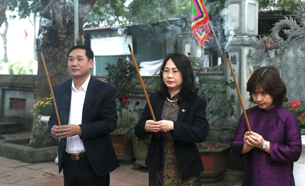Thứ trưởng Thường trực Lâm Thị Phương Thanh dâng hương ngày khai hội đền Sái - ảnh 1