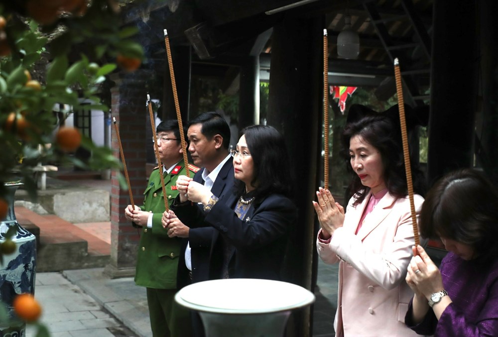 Thứ trưởng Thường trực Lâm Thị Phương Thanh dâng hương ngày khai hội đền Sái - ảnh 2