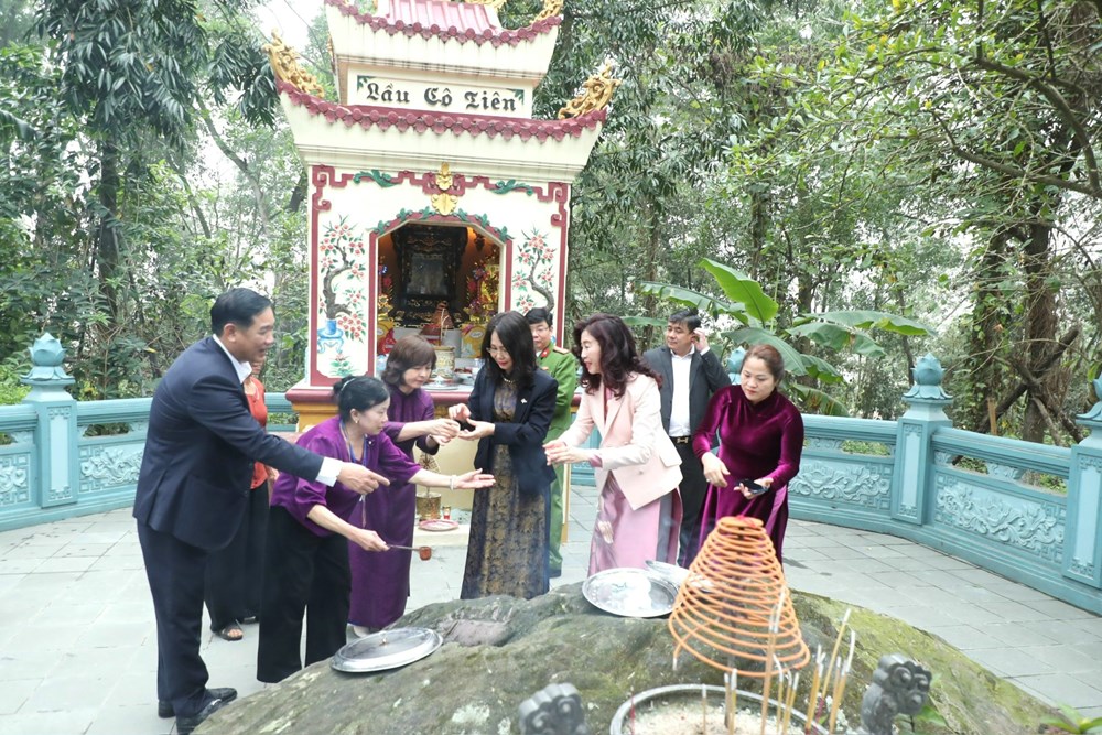 Thứ trưởng Thường trực Lâm Thị Phương Thanh dâng hương ngày khai hội đền Sái - ảnh 4