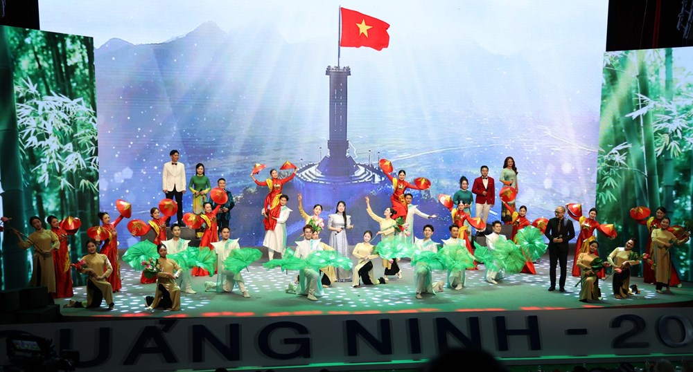 “Trước biển lớn” - Đêm thơ Nguyên tiêu lan tỏa khát vọng vươn xa - ảnh 5