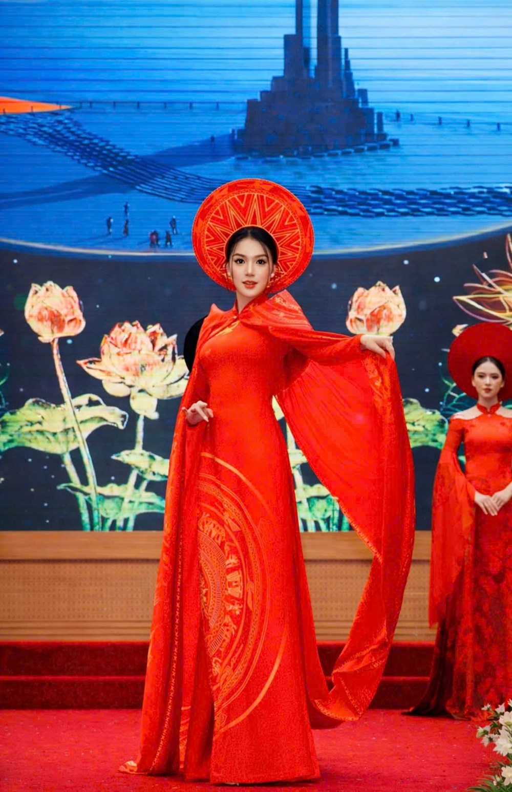 Hoa hậu Phương Thanh và Á hậu Linh Chi rạng rỡ tại Lễ hội Áo dài Đất Tổ lần thứ nhất - ảnh 2