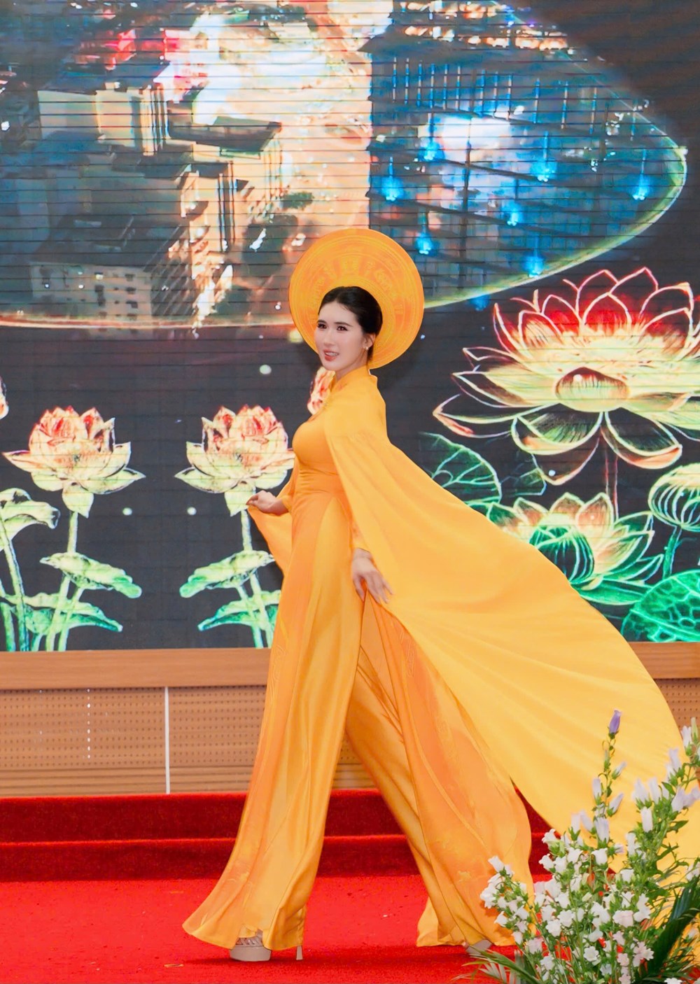 Hoa hậu Phương Thanh và Á hậu Linh Chi rạng rỡ tại Lễ hội Áo dài Đất Tổ lần thứ nhất - ảnh 3