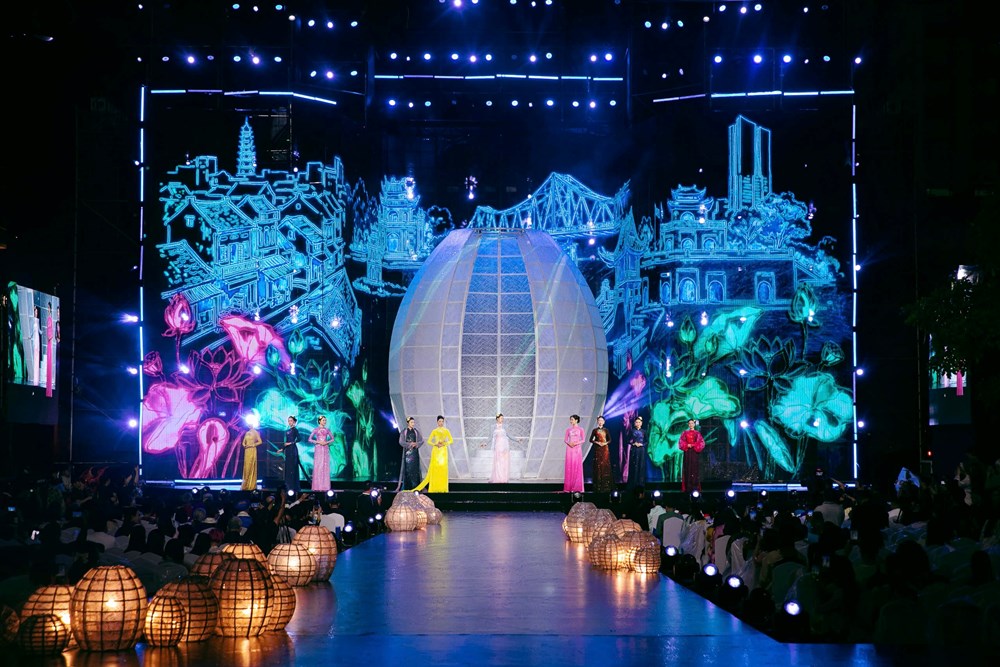 Đỗ Trịnh Hoài Nam đưa cảm hứng tranh đá quý Yên Bái vào áo dài - ảnh 1