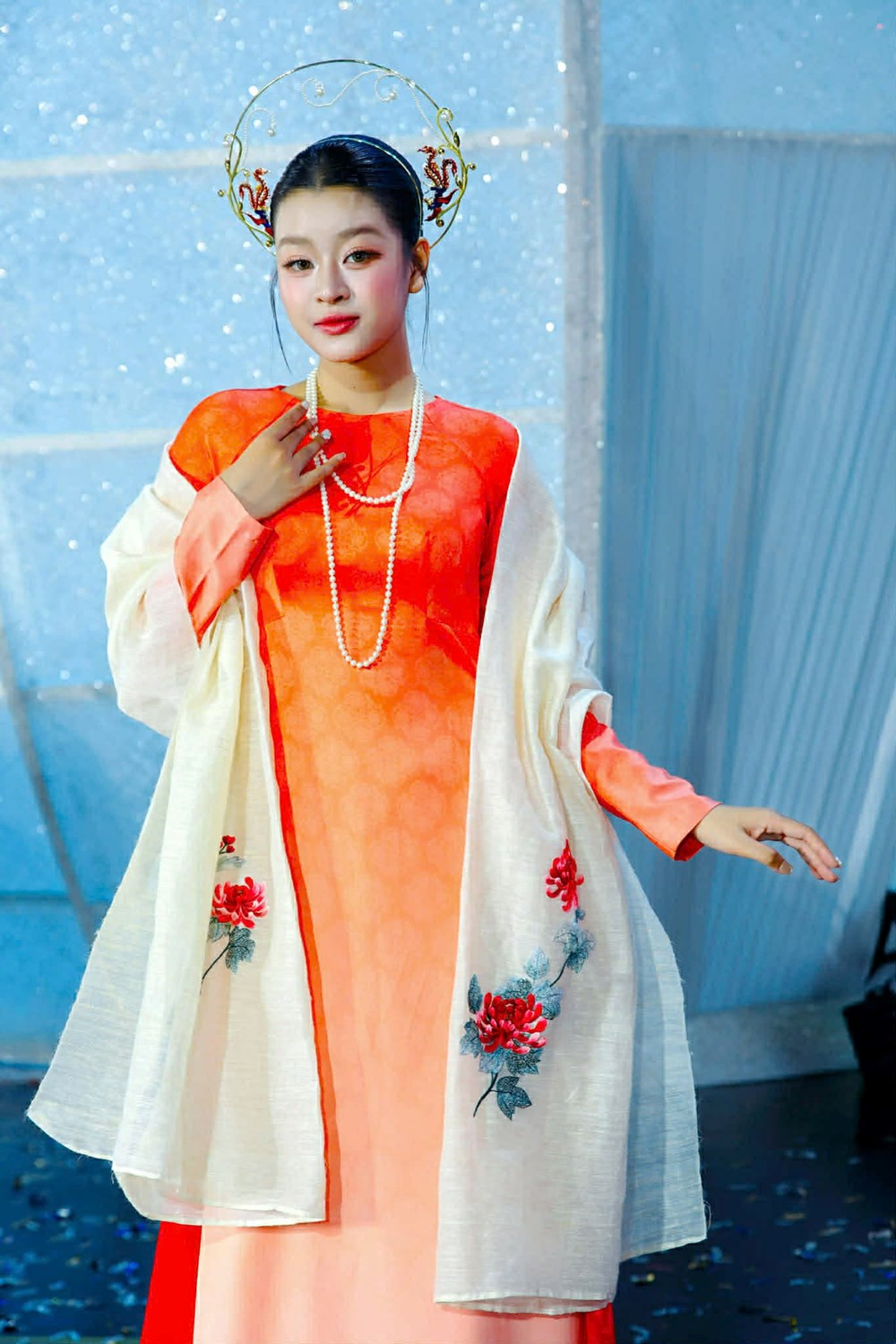 Độc đáo bộ sưu tập áo dài được làm từ hàng nghìn sợi tơ sen  - ảnh 3