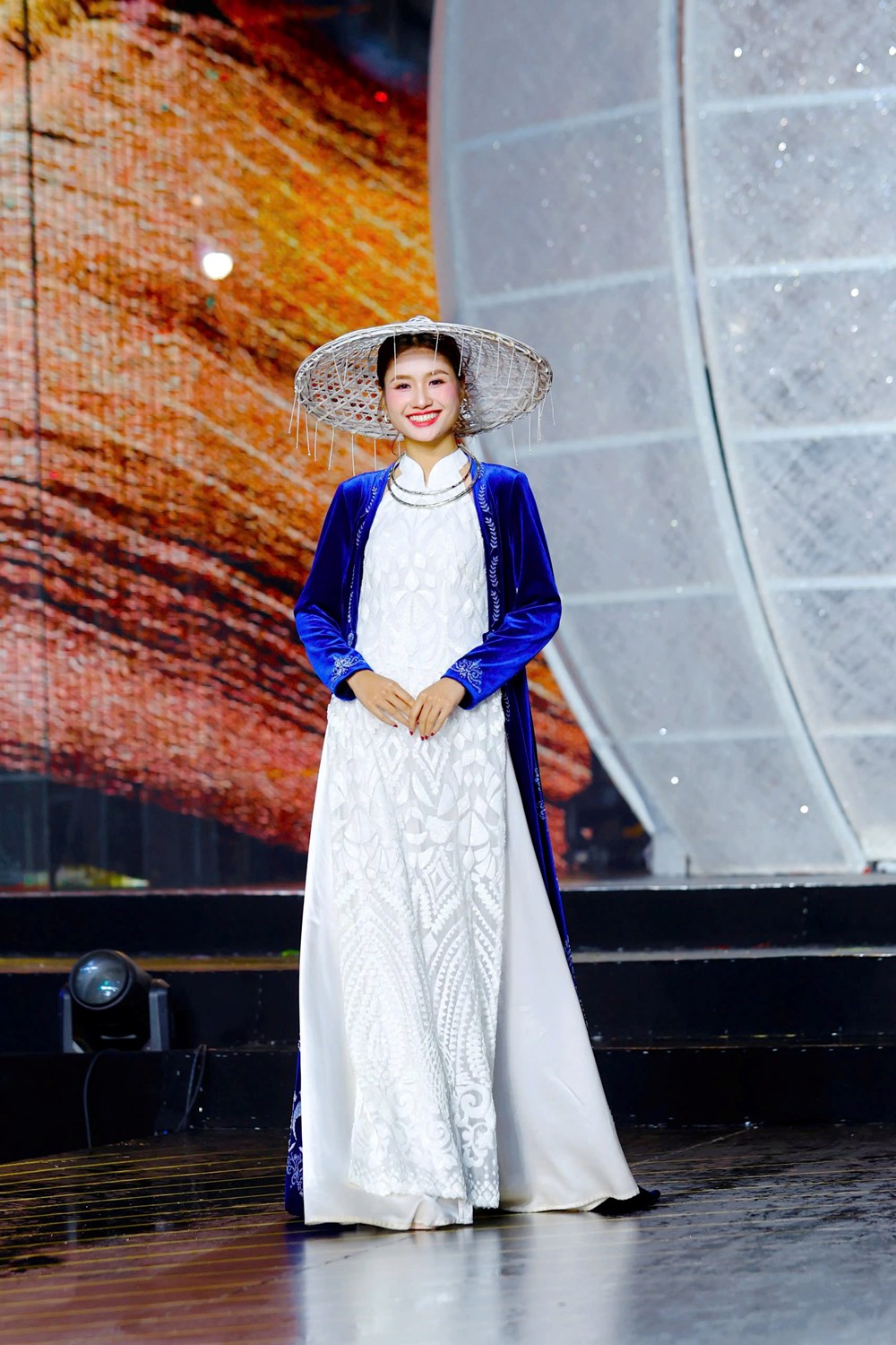 Độc đáo bộ sưu tập áo dài được làm từ hàng nghìn sợi tơ sen  - ảnh 6