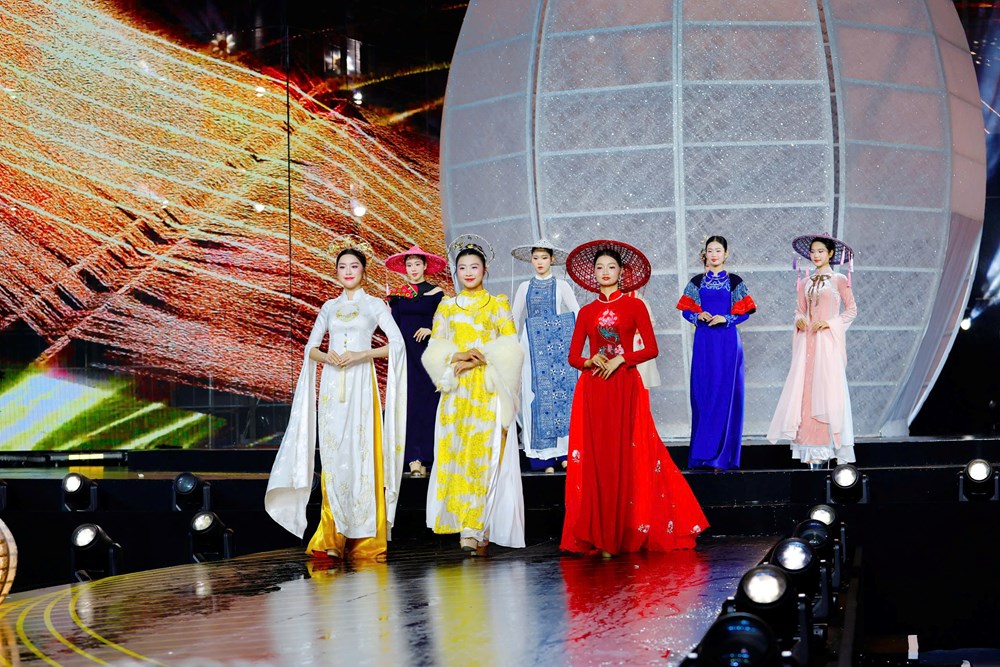 Độc đáo bộ sưu tập áo dài được làm từ hàng nghìn sợi tơ sen  - ảnh 1