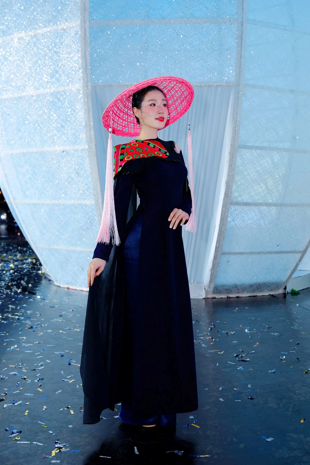 Độc đáo bộ sưu tập áo dài được làm từ hàng nghìn sợi tơ sen  - ảnh 8