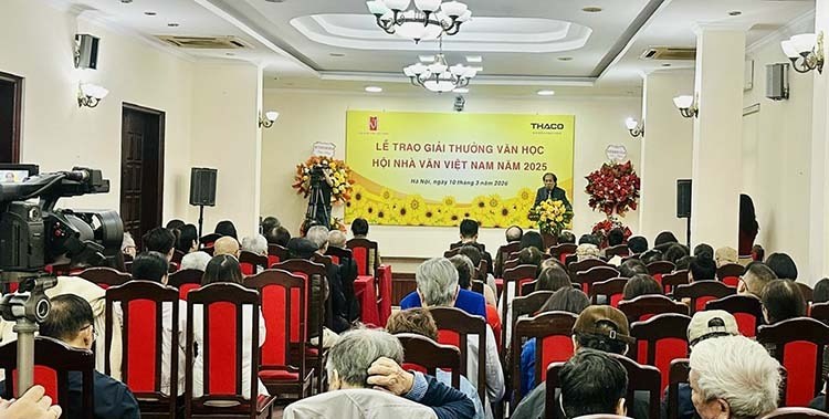Các nhà thơ nữ là những người trung thực nhất với nỗi buồn của mình - ảnh 5