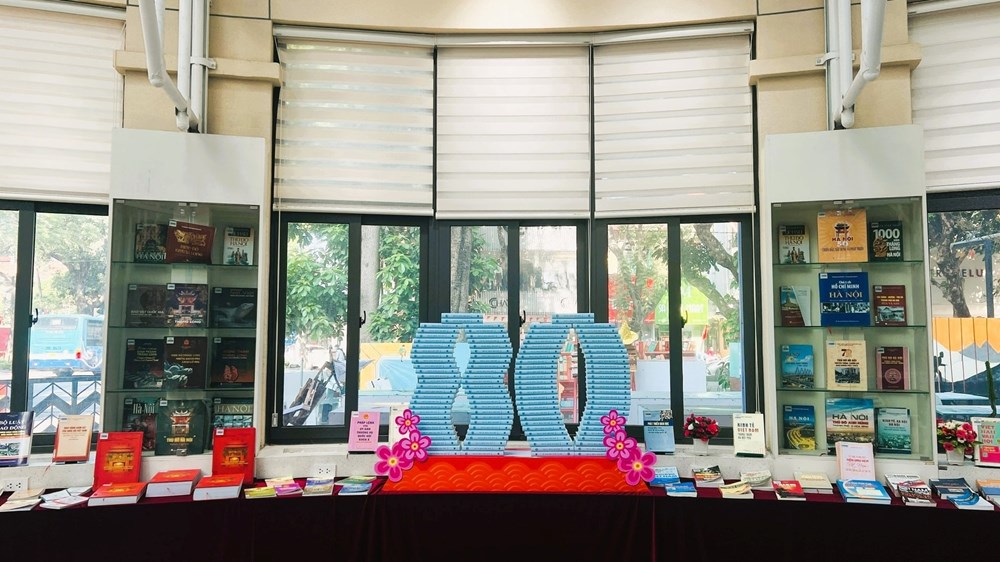 Trưng bày 300 tư liệu sách, báo về Quốc hội Việt Nam trong tiến trình đổi mới - ảnh 3