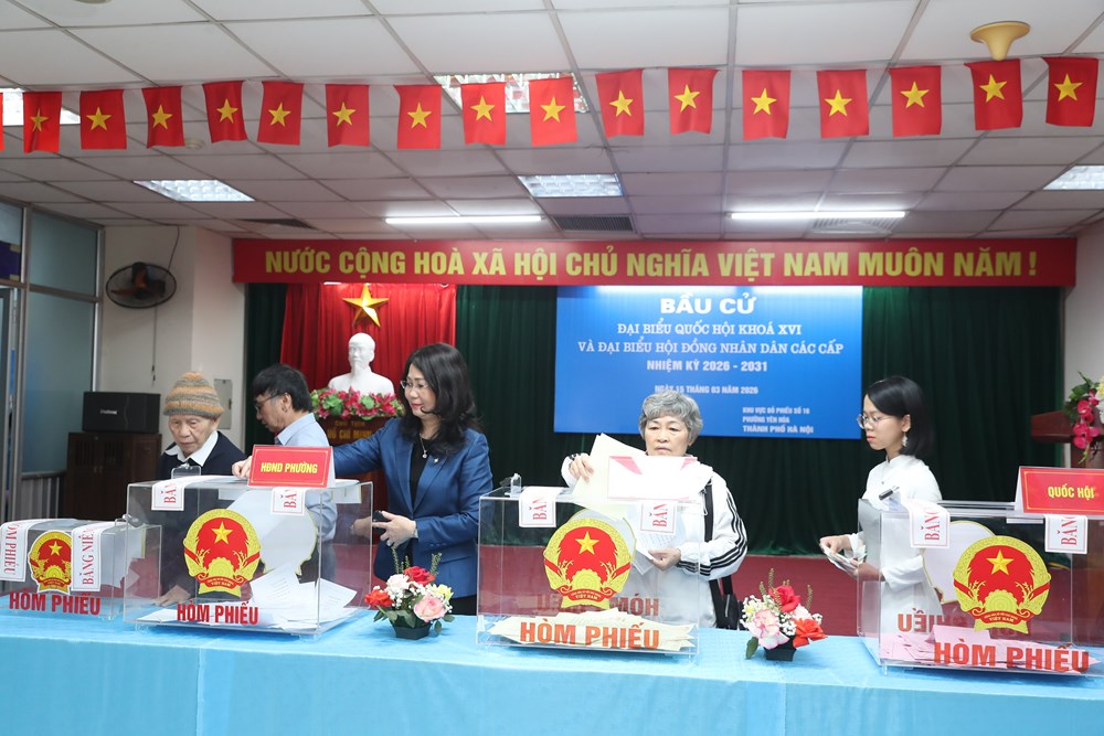 Cử tri trăm tuổi và thế hệ trẻ cùng gửi gắm niềm tin qua lá phiếu - ảnh 4