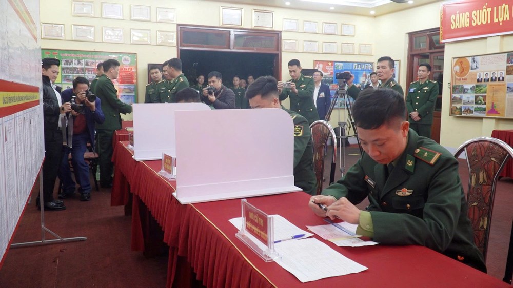 Chiến sĩ Đồn Biên phòng Cửa khẩu quốc tế Lào Cai bầu cử từ khi trời chưa sáng - ảnh 4