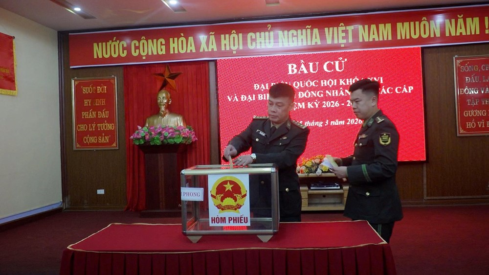 Chiến sĩ Đồn Biên phòng Cửa khẩu quốc tế Lào Cai bầu cử từ khi trời chưa sáng - ảnh 5