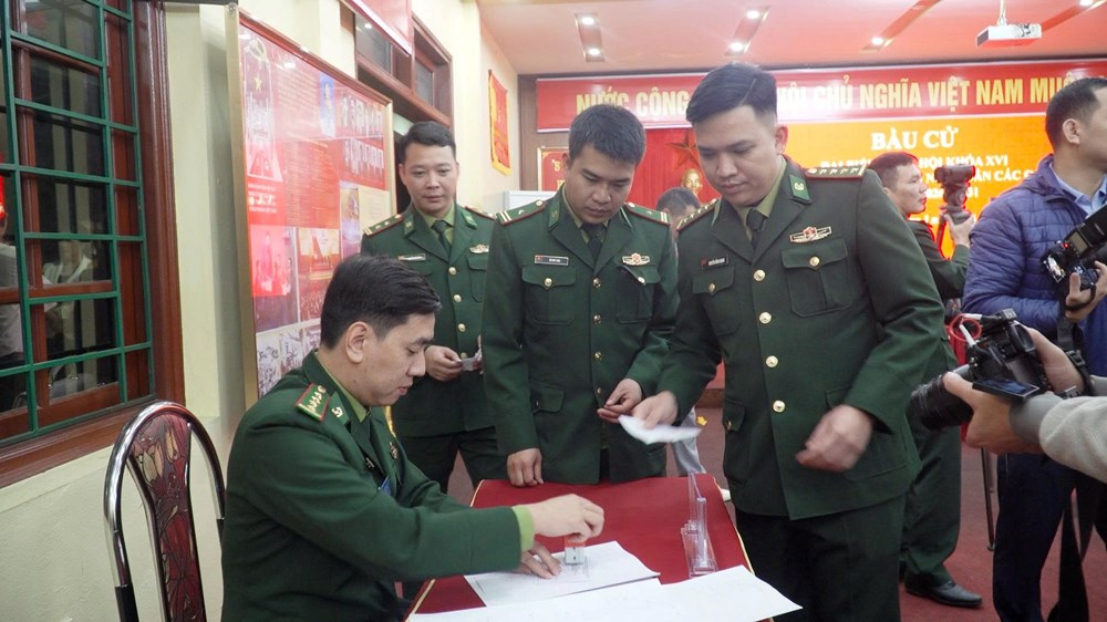 Chiến sĩ Đồn Biên phòng Cửa khẩu quốc tế Lào Cai bầu cử từ khi trời chưa sáng - ảnh 7