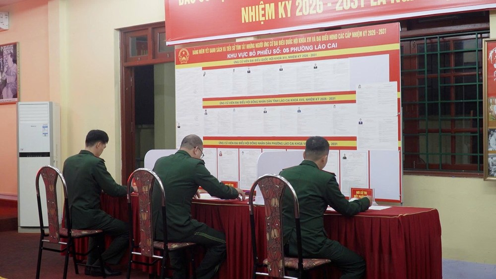 Chiến sĩ Đồn Biên phòng Cửa khẩu quốc tế Lào Cai bầu cử từ khi trời chưa sáng - ảnh 3