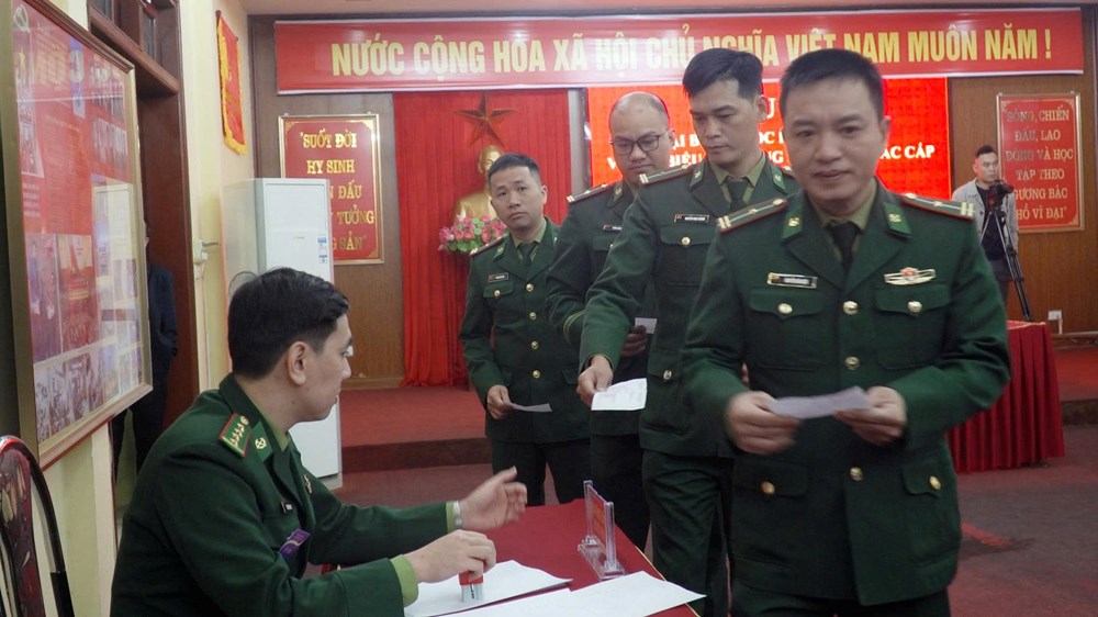 Chiến sĩ Đồn Biên phòng Cửa khẩu quốc tế Lào Cai bầu cử từ khi trời chưa sáng - ảnh 6