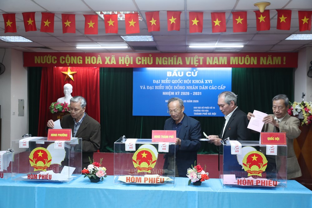 Cử tri trăm tuổi và thế hệ trẻ cùng gửi gắm niềm tin qua lá phiếu - ảnh 8