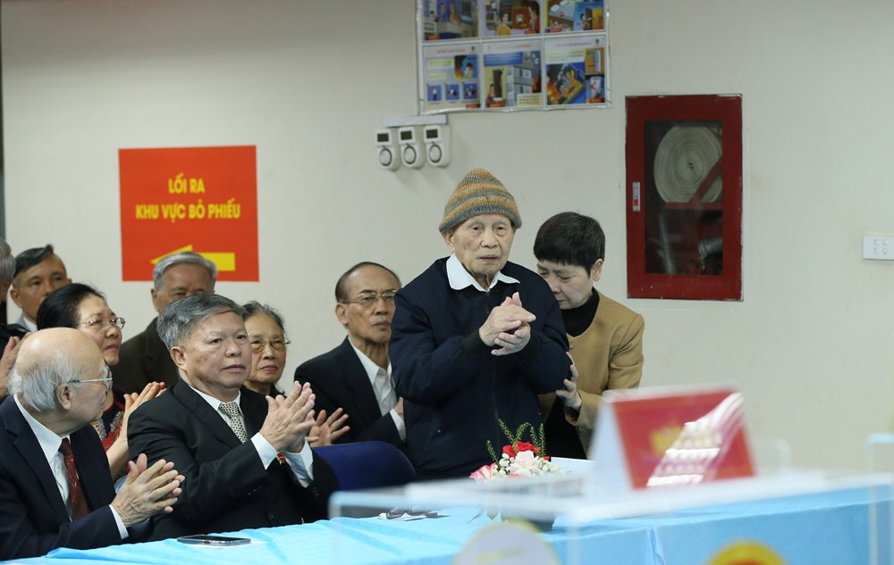 Cử tri trăm tuổi và thế hệ trẻ cùng gửi gắm niềm tin qua lá phiếu - ảnh 2