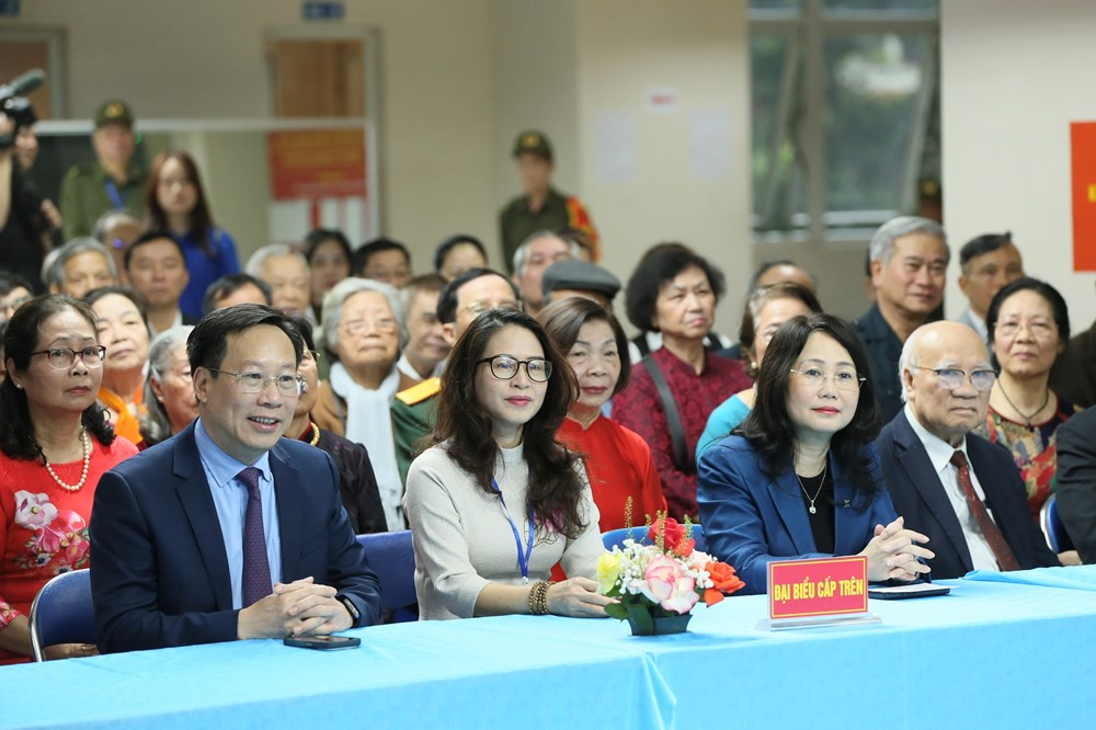 Cử tri trăm tuổi và thế hệ trẻ cùng gửi gắm niềm tin qua lá phiếu - ảnh 1